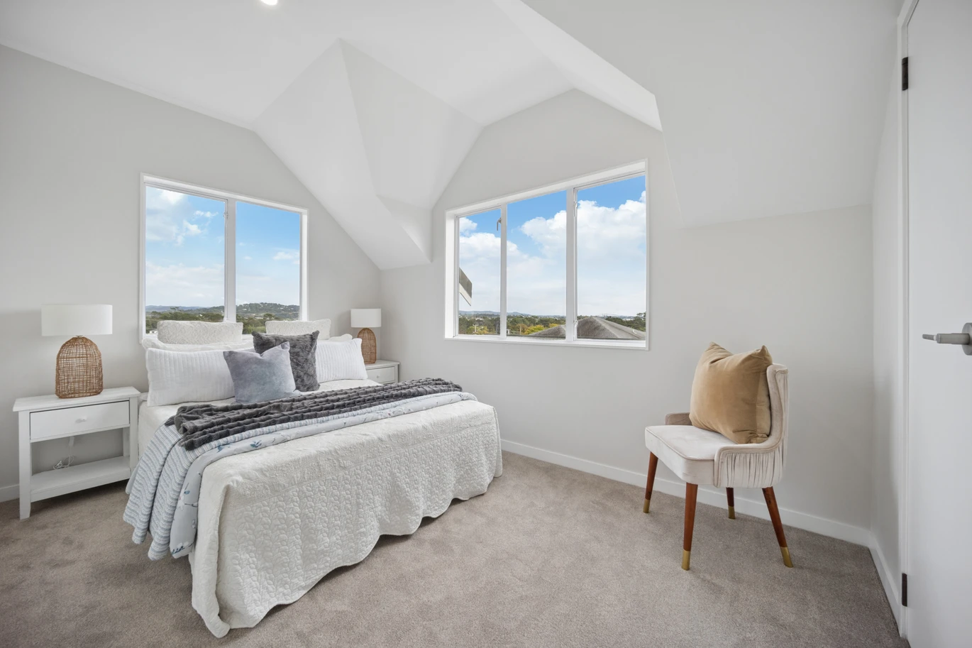 4 beds + office 2 baths house with car park on 468m2 section, walking distance to Blockhouse Bay Beach, just a short walk to Blockhouse Bay Village, zoned for Blockhouse Bay Primary School, Blockhouse Bay Intermediate, and Lynfield College within walking distance, 7 Mitchell Street, Blockhouse Bay, Auckland