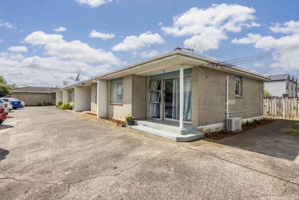 Brick and tile 6 self-contained flats (1x2brm + 5x1brm units) on 1012m2 section, reliable rental income at $127,500pa, Kings College and Otahuhu College just minutes away, close to Royal Auckland Golf Course and quick access to SH20 & SH1, 80 Walmsley Road, Otahuhu, Auckland