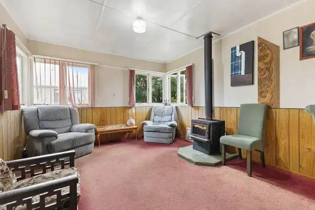 3 beds 1 bath house on 1012m2 section, minutes away from Waiuku Town Centre’s shops, cafes, schools and beach. 0.6 km to Sandspit Road School, 0.7 km to Waiuku College, 3 Sandspit Road, Waiuku, Auckland