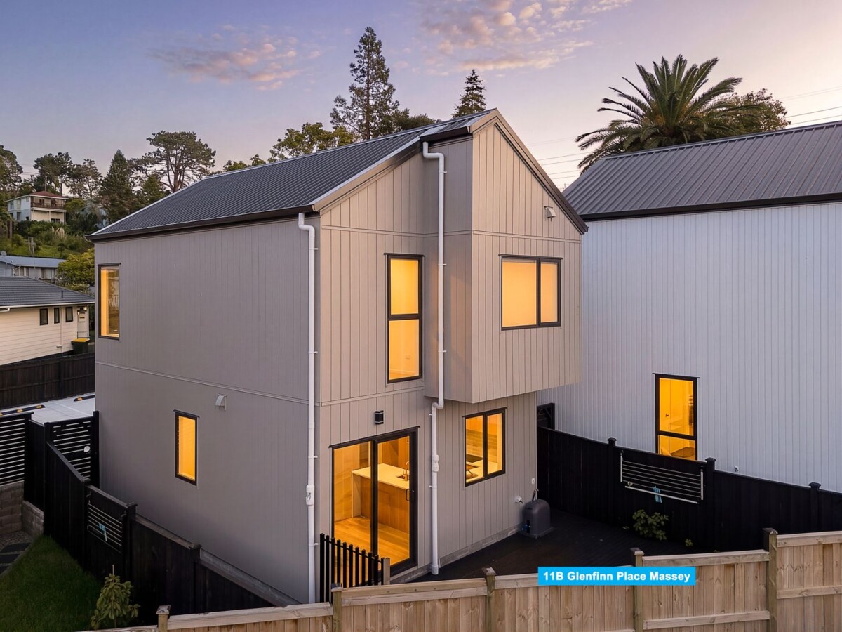 Brandnew standalone 3 beds 1.5 baths home with car park, just minutes from key amenities including Westgate Shopping Centre, motorway access, with Massey Primary and Massey High School within easy walking distance, along with zoning for St Paul’s School, 3/11 Glenfinn Place, Massey, Auckland