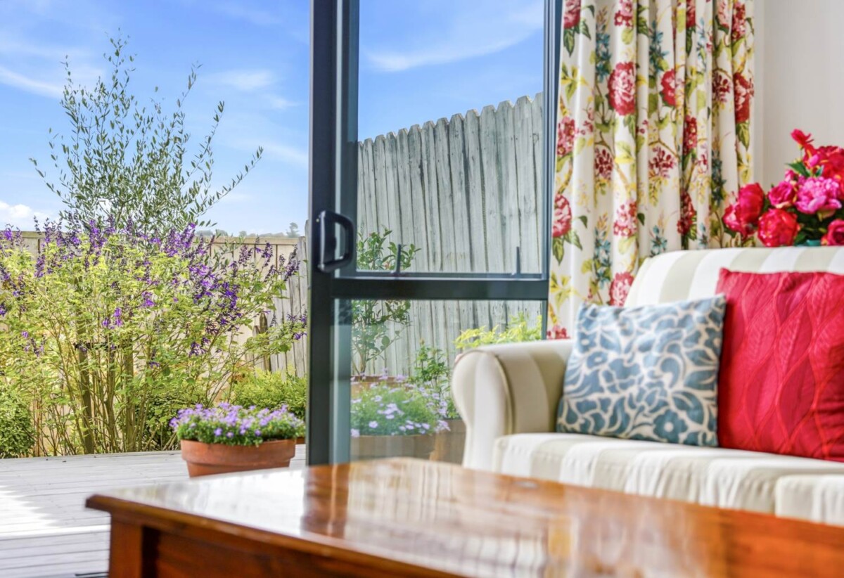 Rangitoto College zone, 3 beds 1.5 baths home with garage, Minutes from the Albany Mega Centre, Westfield Mall, motorway access, schools, 0.5 km to Oteha Valley School and Northcross Intermediate, 21/22 Northcross drive, Oteha, Auckland