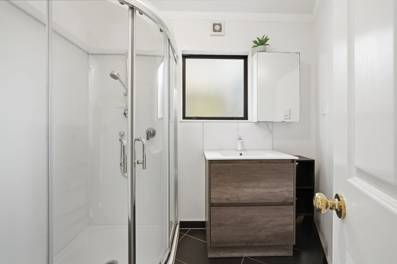 Once in 26 years, vendor relocating, 3 beds 2 baths house with double garage, Walk to Sylvia Park Mall & train station, Zoned for Bailey Road School, Baradene College & One Tree Hill College, 128 Aranui Road, Mount Wellington, Auckland