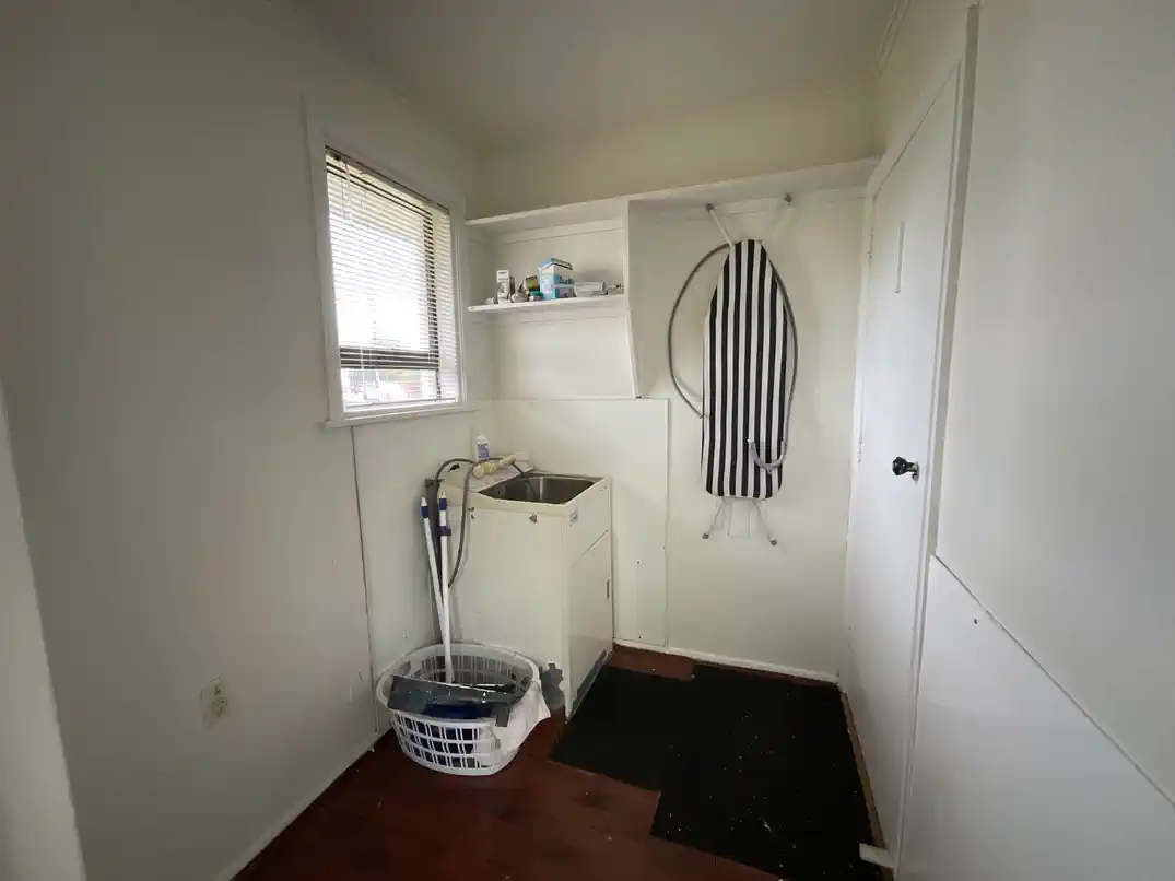For rent, 4 beds (3 beds + study room) 1.5 baths house with double garage, available now, 1 Hutt Road, Manurewa, Auckland