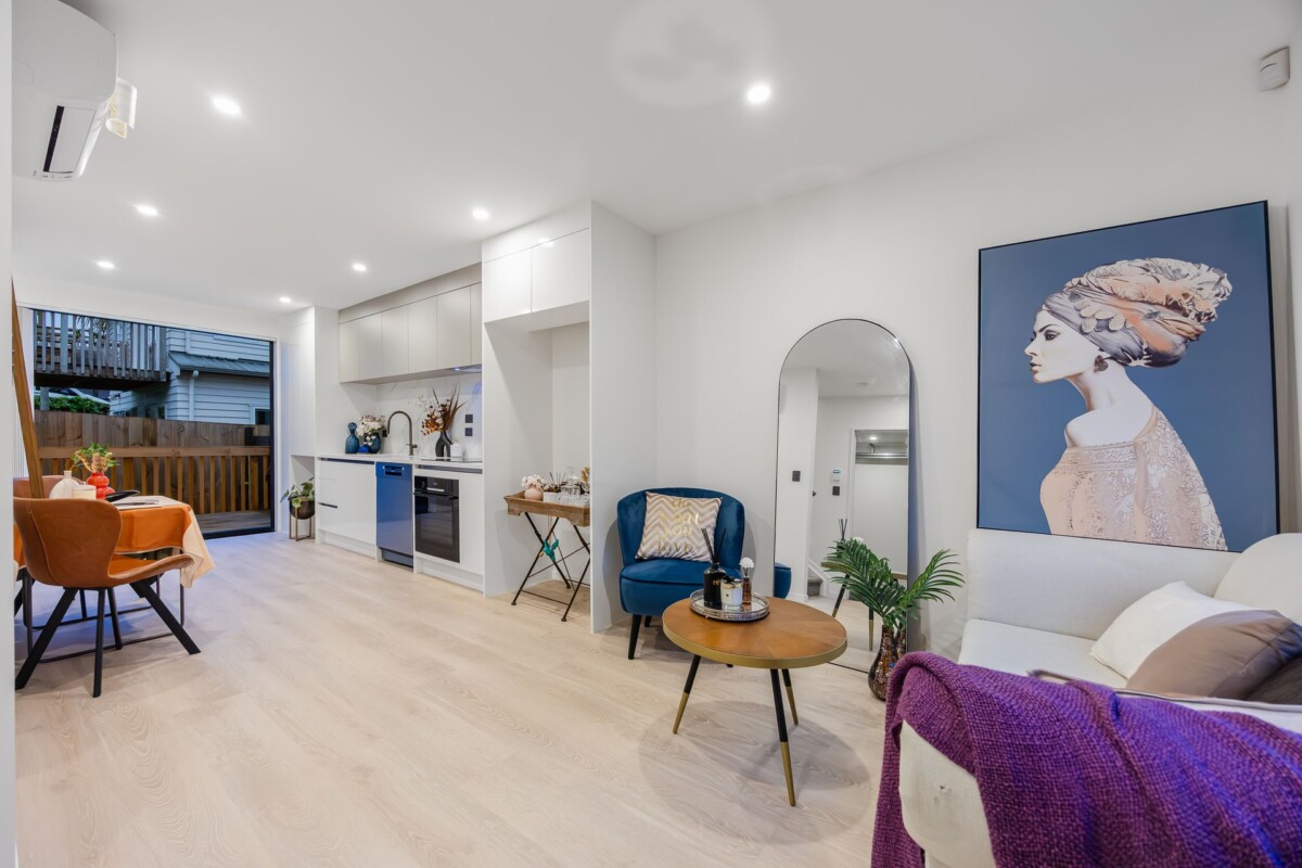 Ignore CV – Vendor Selling Below CV ( CV $1,050,000), 3 beds (3 ensuites) 3.5 baths home with garage, just minutes to SH1 motorway access, and close to Albany Westfield, cafés, and parks, with zoning for Oteha Valley School, Northcross Intermediate, and Long Bay College. 25D Oteha Valley Road, Northcross, Auckland