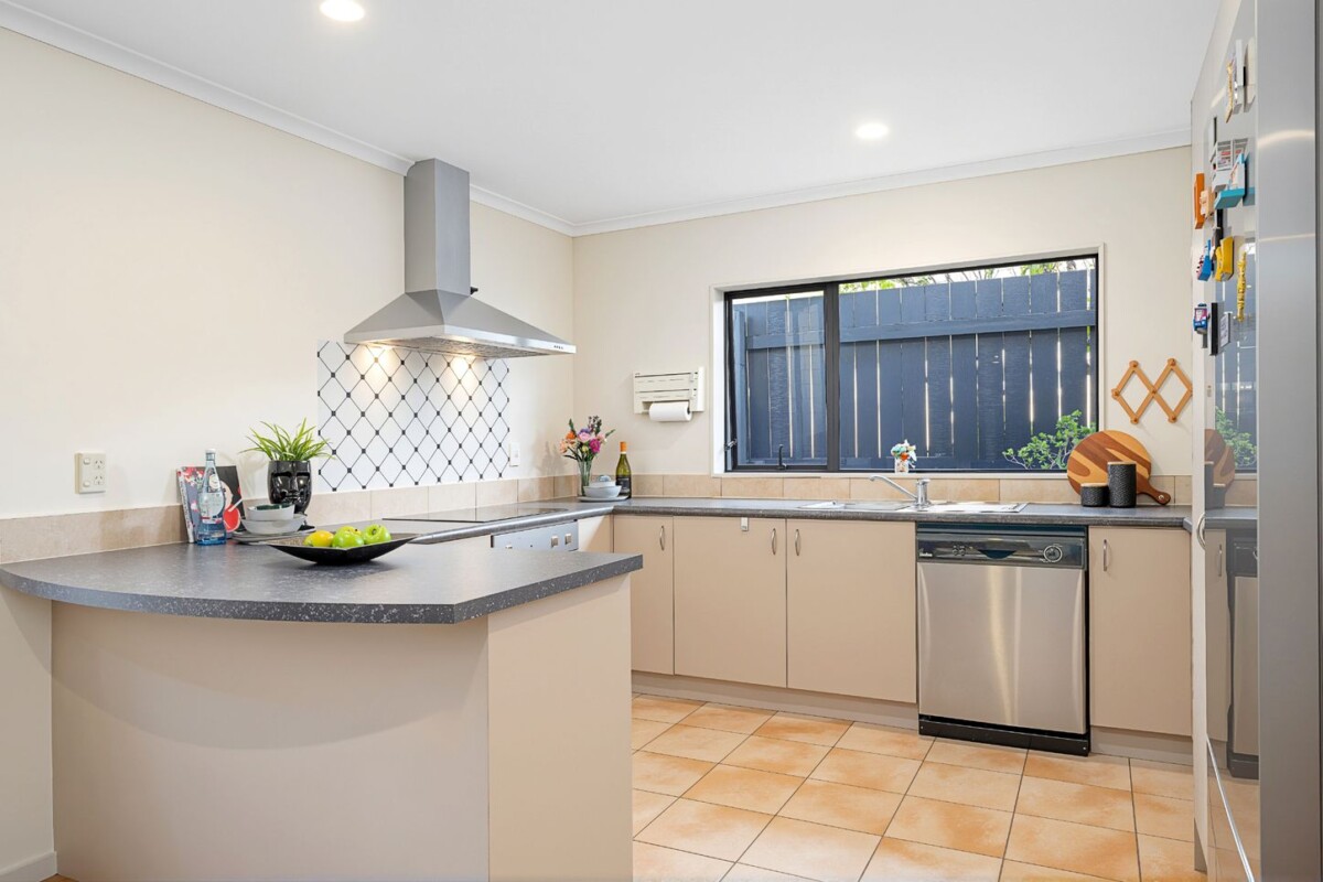 Once in 20 years, Owner downsizing, 240m2 5 beds 3.5baths house with double garage on 512m2 section, within walking distance to local schools, including zoning for both Summerland Primary and Western Heights School. With Henderson and Lincoln Road amenities just a short drive away, 48 Basra Drive, Henderson, Auckland