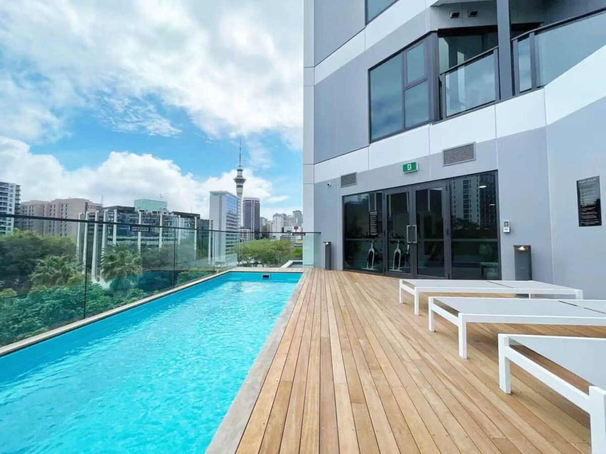 Auckland Girls’ Grammar school zone, 47m2 Freeholdand fully furnished 2 beds 1 bath 1 car park apartment with park views, within walking distance to Sky Tower, Aotea Centre, universities, and all key amenities. B03/369 Queen Street, City Centre, Auckland