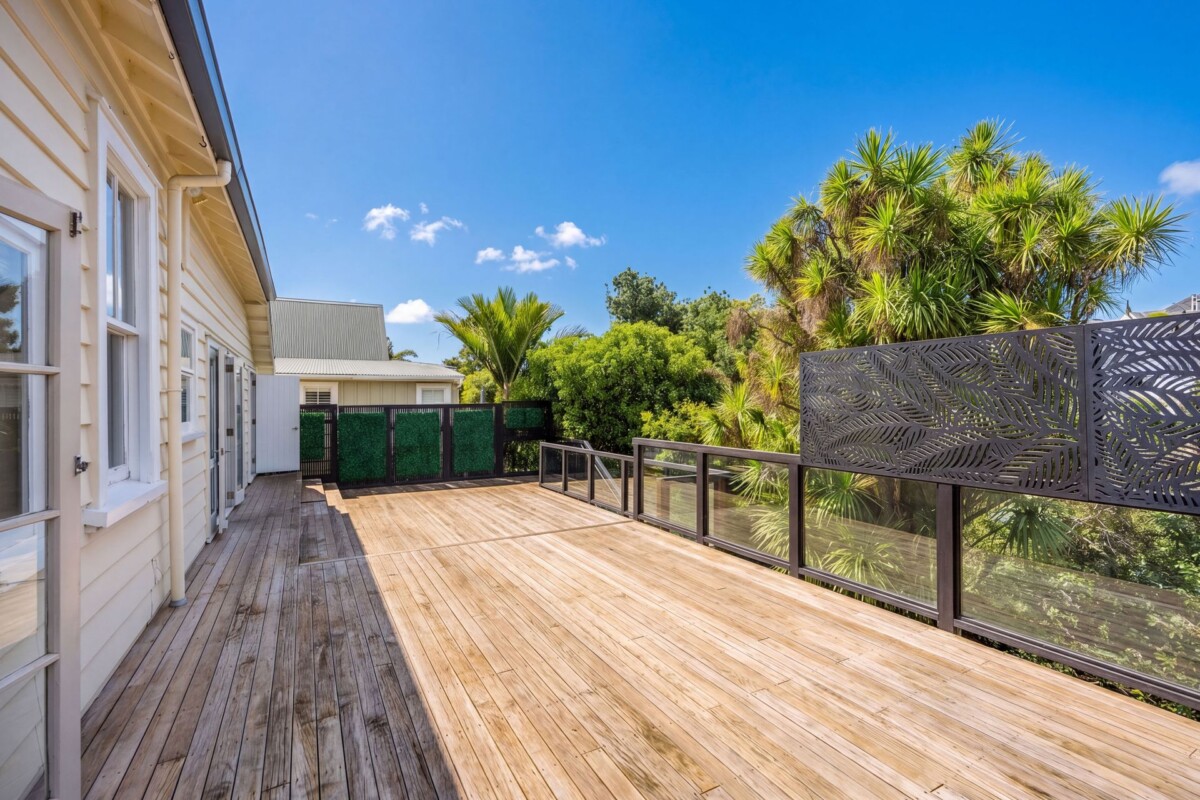 Double Grammar school zone, 3 beds 2 baths house with carport on 675m2 section, close to parks, reserve, schools, Newmarket shopping centre, zoned for Victoria Avenue School, Remuera Intermediate, Auckland Grammar, and Epsom Girls Grammar, 141 Bassett Road, Remuera, Auckland