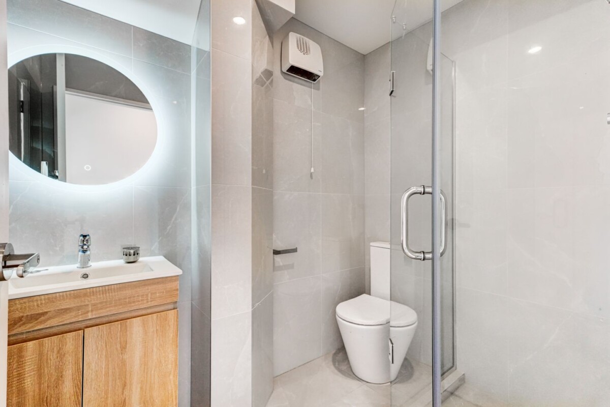 163n2 Brandnew freehold 5 beds 3.5 baths home with garage, Fully fenced with low-maintenance backyard, walking to New Lynn School, the train station, library, restaurants, Lynn Mall, Zone for New Lynn School and Blockhouse Bay Intermediate, 3/63 Gardner Avenue, New Lynn, Auckland