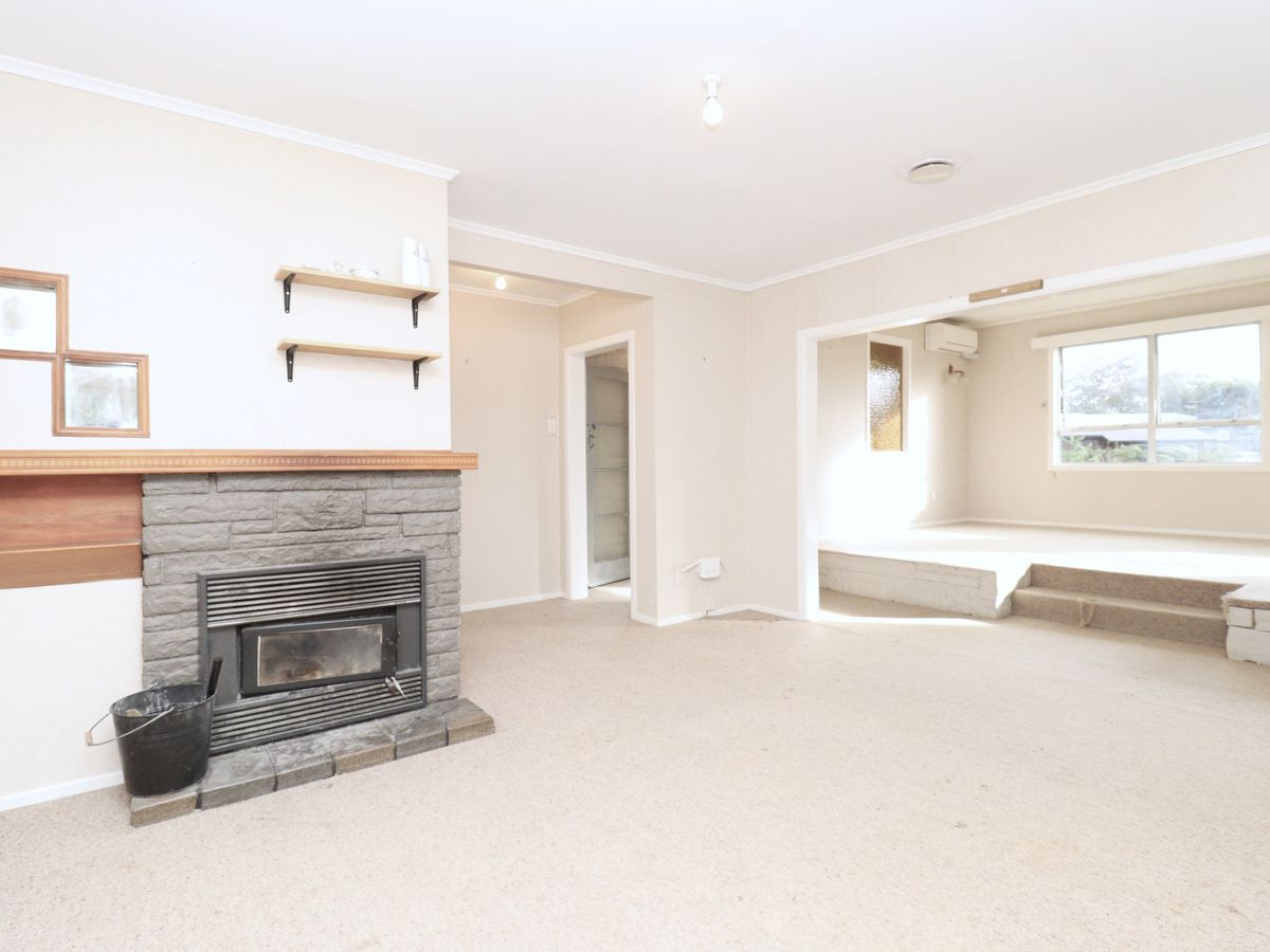 For rent, Pet Friendly, 3 beds 1 bath house with double garage, Available Now, Pukekohe, Auckland