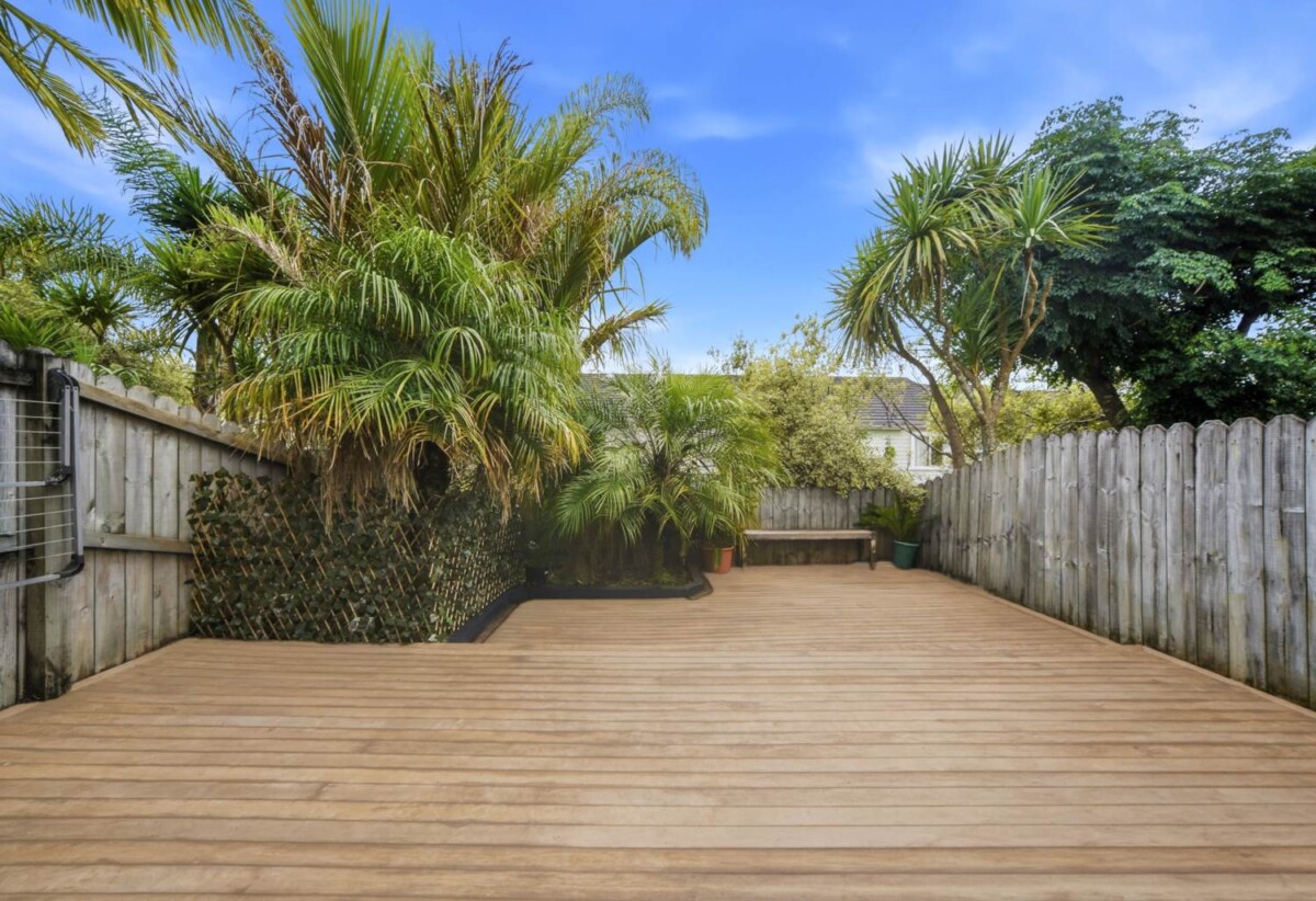 Must sell, Rangitoto College zone, 3 beds 1.5 bath home with garage, move-in ready, minutes to schools, Albany Mall, motorway access, 0.7 km to Oteha Valley School, 4/78 Fernhill Way, Oteha, Auckland