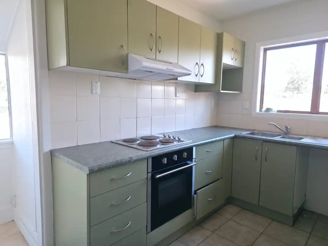 For rent, 2 beds 1 bath house with garage, Available from 28th May, 1/64 Weymouth Road, Manurewa, Auckland