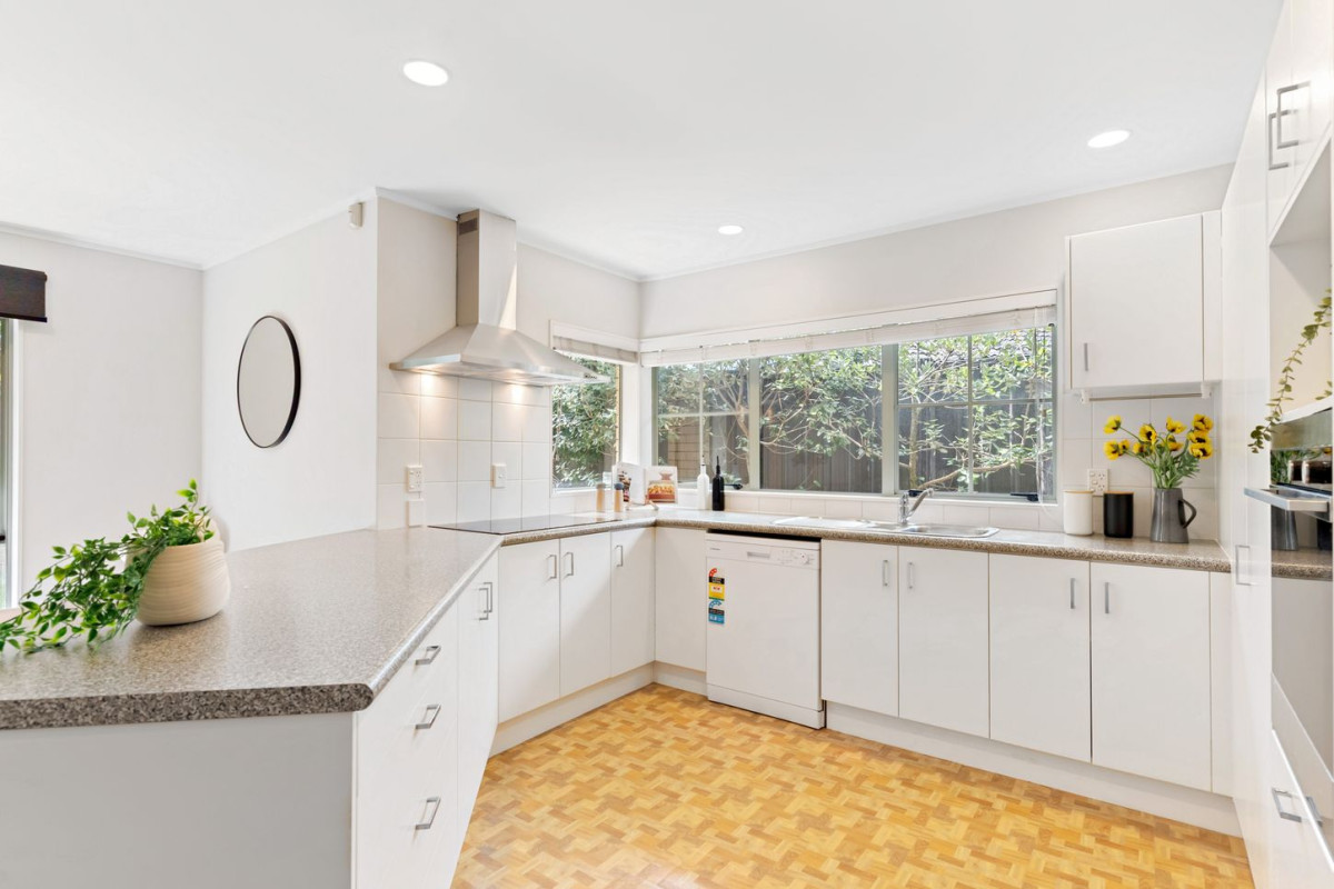 190m2 Standalone 3 beds 2 baths house with double garage, close to to Botany Town Centre and Meadowlands Shopping Centre, zoned for Cockle Bay School, Somerville Intermediate and Howick College, 1/8 Alicia Road, Somerville, Auckland