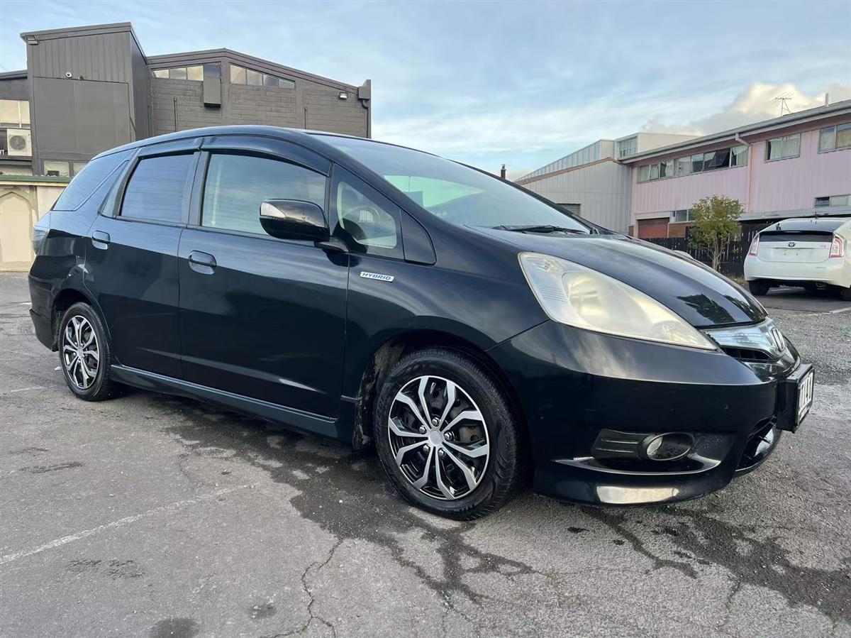 2013 Honda Fit SHUTTLE HYBRID Hatchback Automatic, 5 seats, Black, 1 owner, Petrol, 1,339 cc, 140,902 km