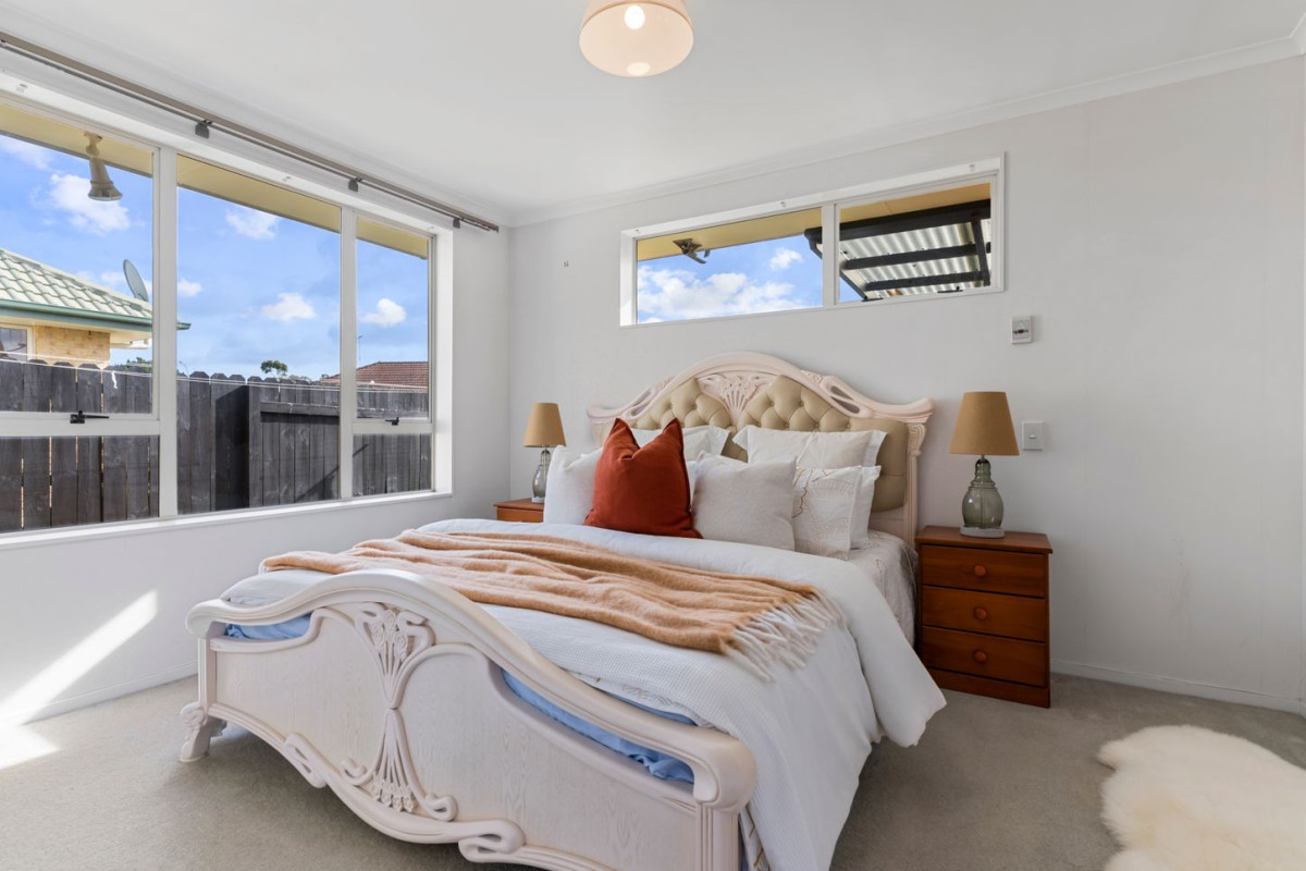 3 beds 1.5 baths house with garage on 400m2 section, close to schools, shops, supermarkets, within zone for Riverhills School, Pakuranga Intermediate and Edgewater College. And Burswood Park and playground are just minutes away, 11 Fernbrook Close, Burswood, Auckland