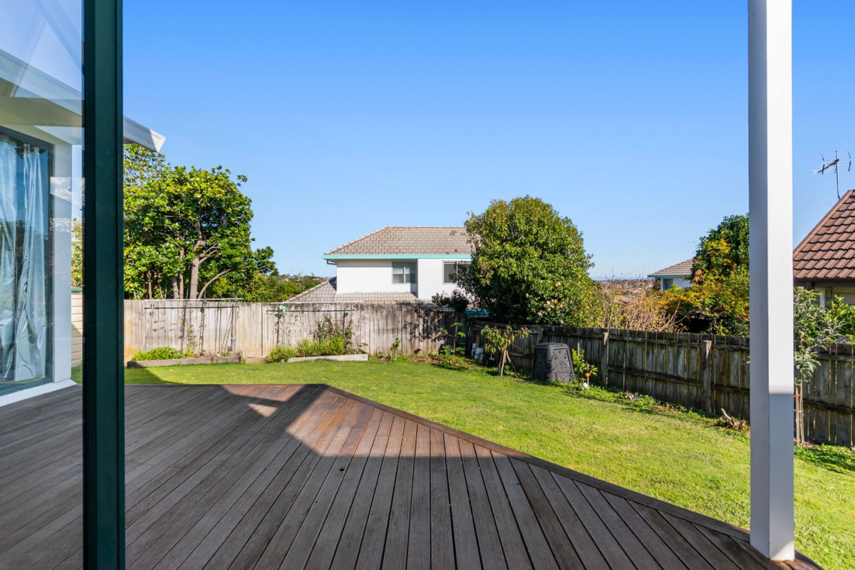 225m2 4 beds 2 baths house with double garage on 741m2 section, zoned for Cockle Bay School, Shelly Park School, Somerville Intermediate and Howick College. close to Meadowlands Shopping Centre, Botany Town Centre, 6 Sharples Place, Somerville, Auckland
