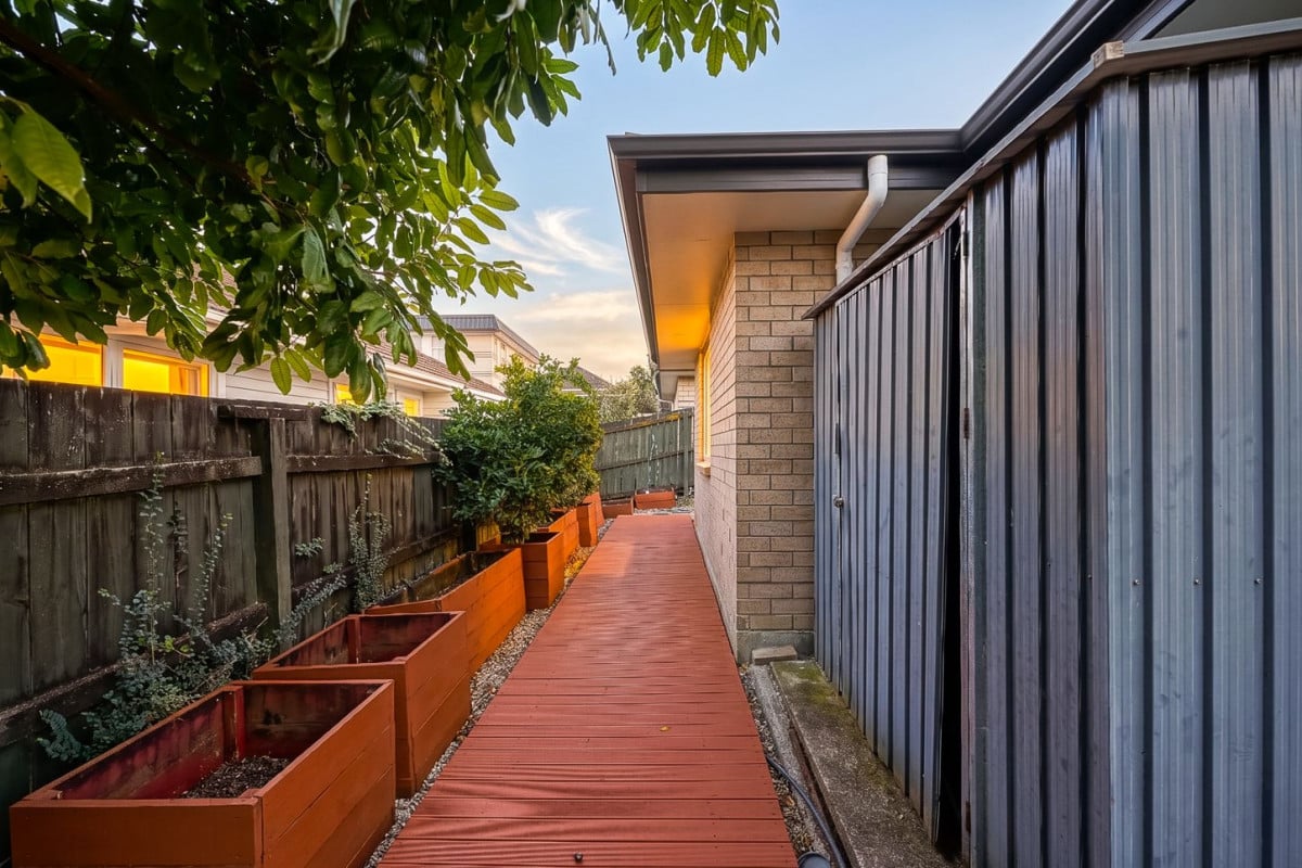 120m2 Brick and tile 3 beds 2 baths house with garage on 351m2 section, just moments from Glen Eden’s vibrant village centre with its array of cafes, shops, and supermarkets. The Glen Eden train station, Zoned for local schools including Glen Eden School and near popular parks like Parrs Park, 23 Anna Lane, Glen Eden, Auckland