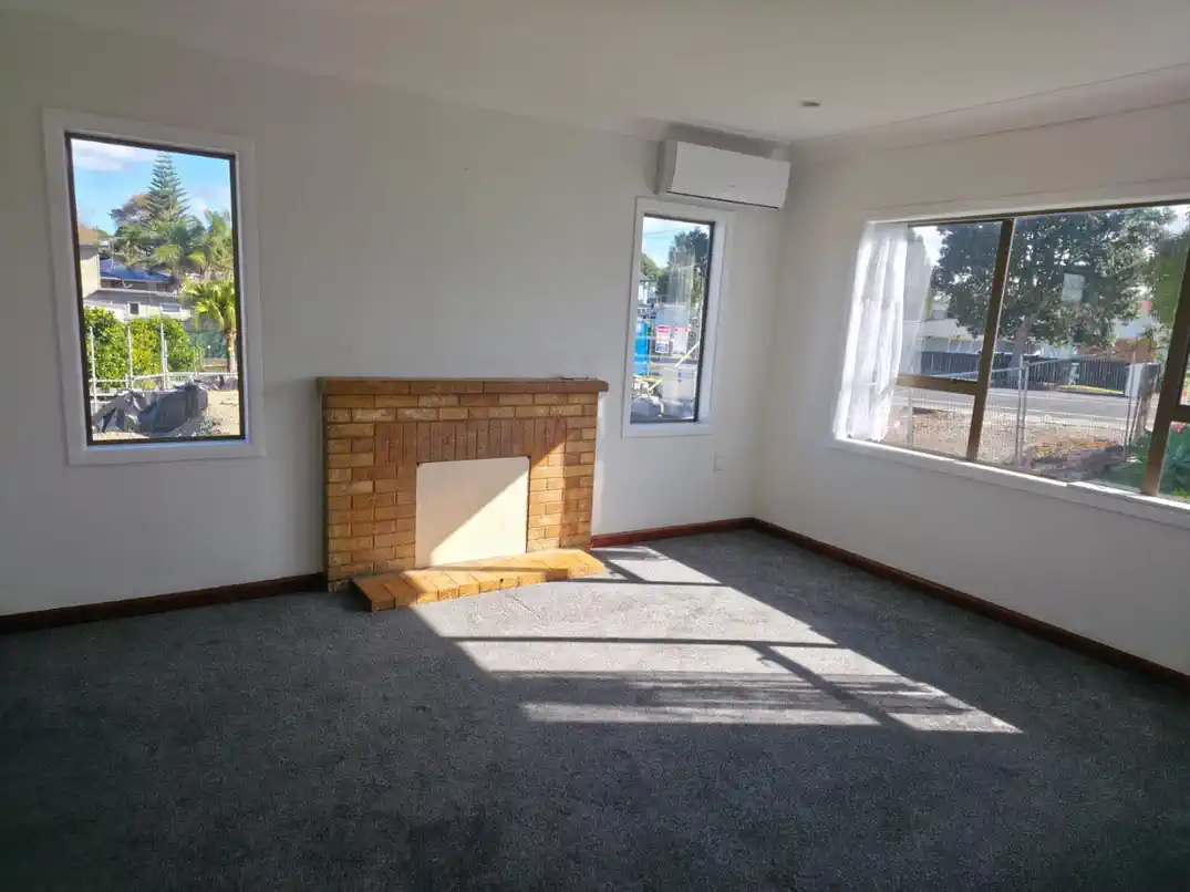 For rent, 2 beds 1 bath house with garage, Available from 28th May, 1/64 Weymouth Road, Manurewa, Auckland