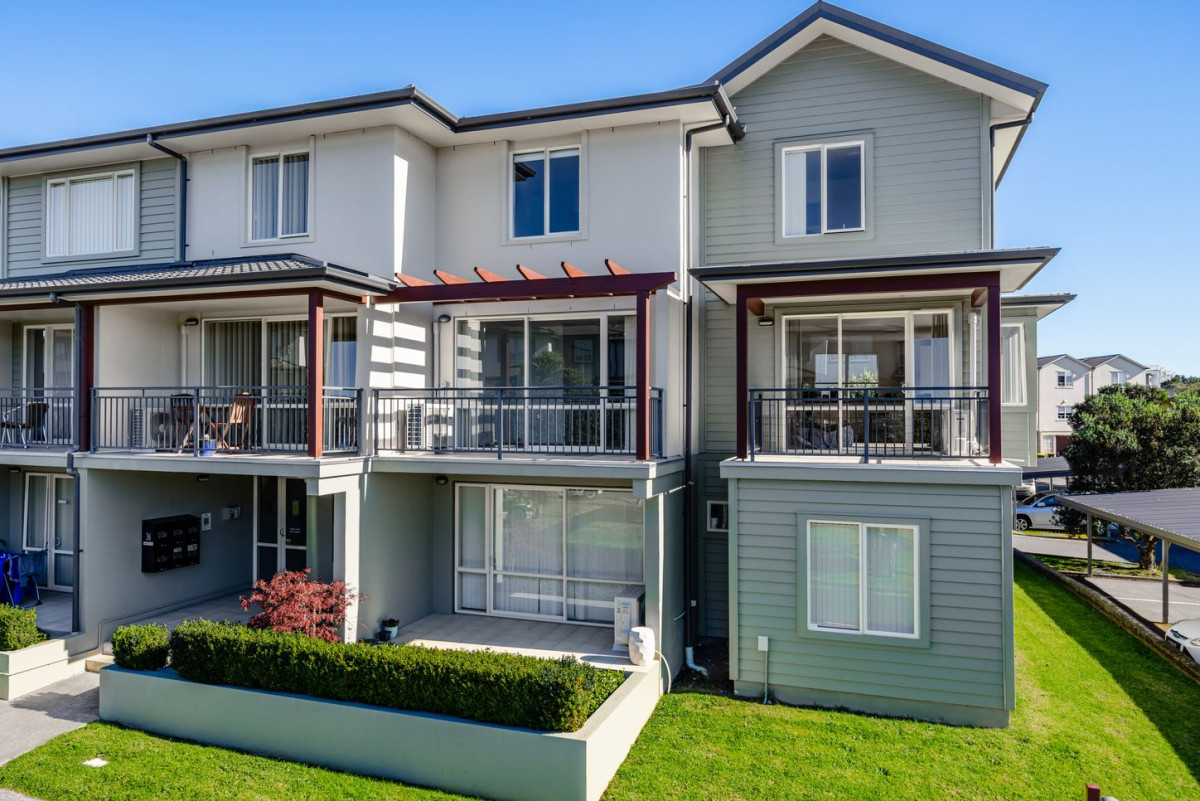 Must sell, Move-in ready, 80m2 Renovated 2 beds 1 bath apartment with carport, Access to shared swimming pool and tennis court, waliking distance to Botany Downs Mall, 6/36 Opito Way, East Tamaki, Auckland