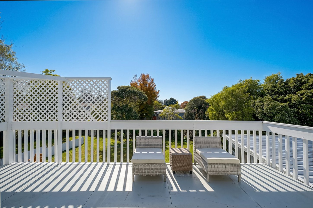 190m2 3 beds 1 bath house with garage on 723m2 section, upstairs 3 beds 1 bath kitchen and lounge, Downstairs opens up a world of possibilities. With a large, flexible area ready for transformation, Whether it’s creating room for extended family, a private retreat, a home business, or adding serious value, the choice is yours, 41 Spence Road, Henderson, Auckland