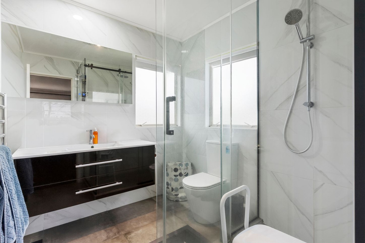 NECT to a reserve, 230m2 5 beds (2 ensuites) 3 baths house with double garage on 650m2 section, Minutes to the golf course, and Botany Town Centre. zoning for Botany Downs School, Howick Intermediate, Howick College and Pakuranga College, 24 Corta Bella Place, Golflands, Auckland