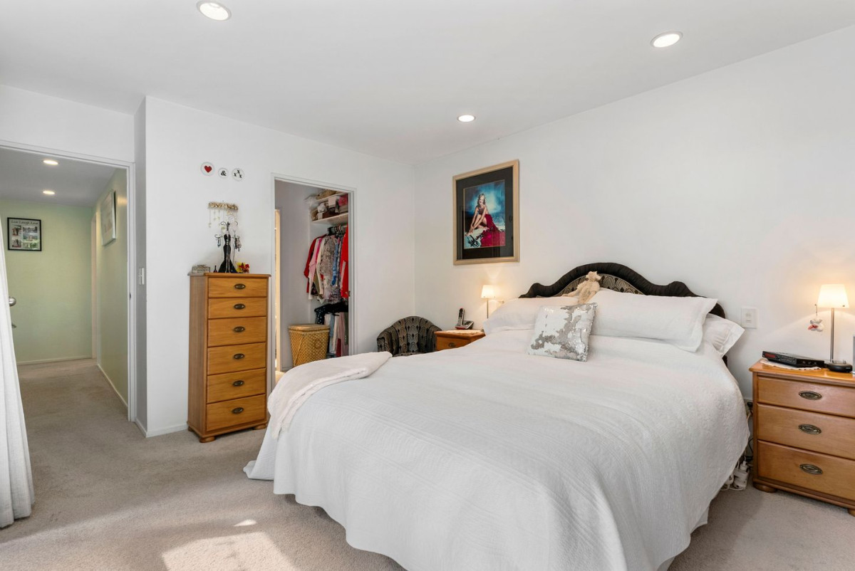 200m2 4 beds (1 ensuite) 2 baths house with double garage on 616m2 section, Zoned for sought-after schools including Shelly Park School, Somerville Intermediate, and Howick College, 15 Perendale Close, Somerville, Auckland