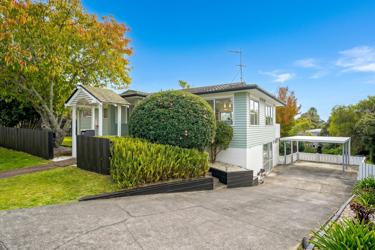190m2 3 beds 1 bath house with garage on 723m2 section, upstairs 3 beds 1 bath kitchen and lounge, Downstairs opens up a world of possibilities. With a large, flexible area ready for transformation, Whether it’s creating room for extended family, a private retreat, a home business, or adding serious value, the choice is yours, 41 Spence Road, Henderson, Auckland