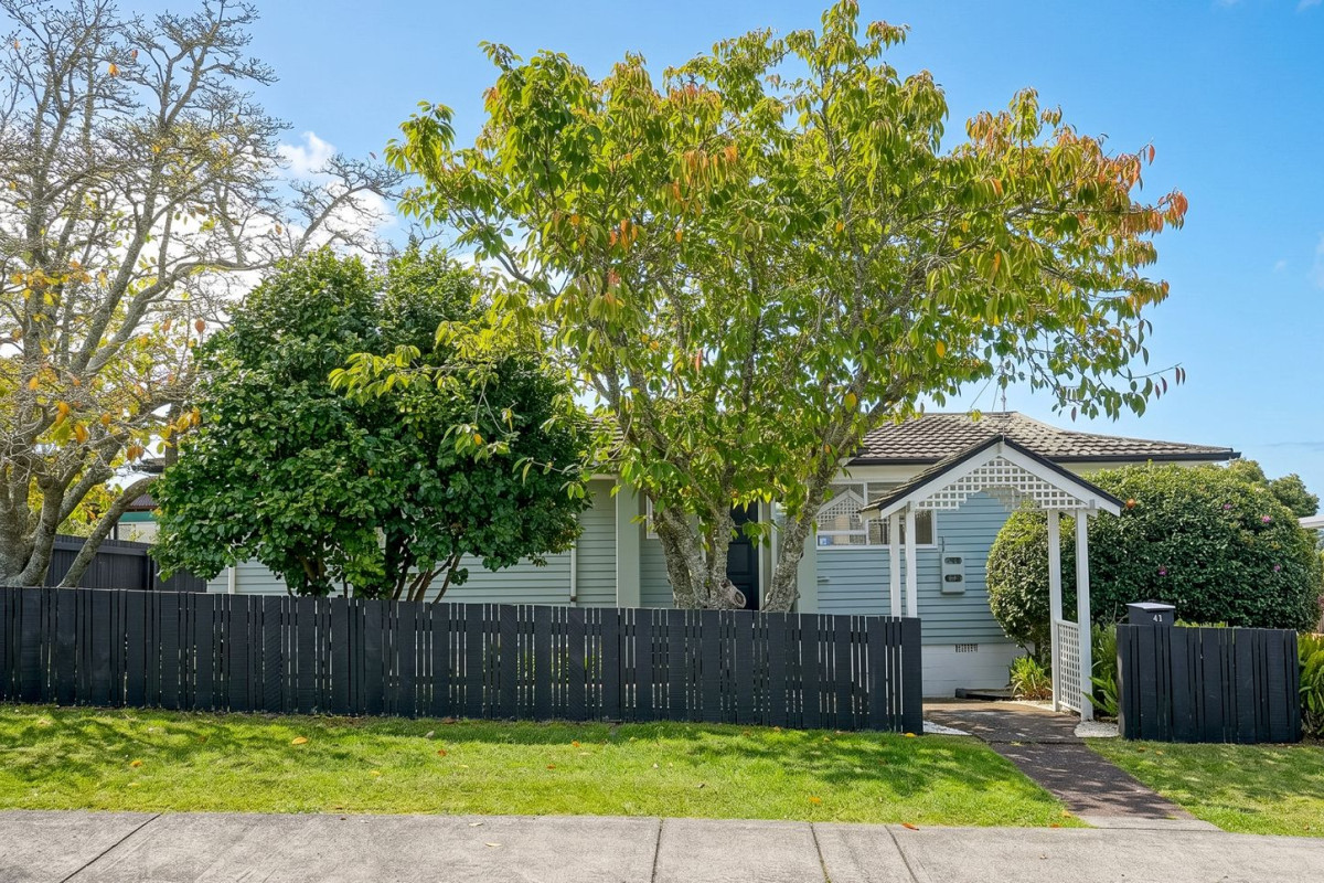 190m2 3 beds 1 bath house with garage on 723m2 section, upstairs 3 beds 1 bath kitchen and lounge, Downstairs opens up a world of possibilities. With a large, flexible area ready for transformation, Whether it’s creating room for extended family, a private retreat, a home business, or adding serious value, the choice is yours, 41 Spence Road, Henderson, Auckland