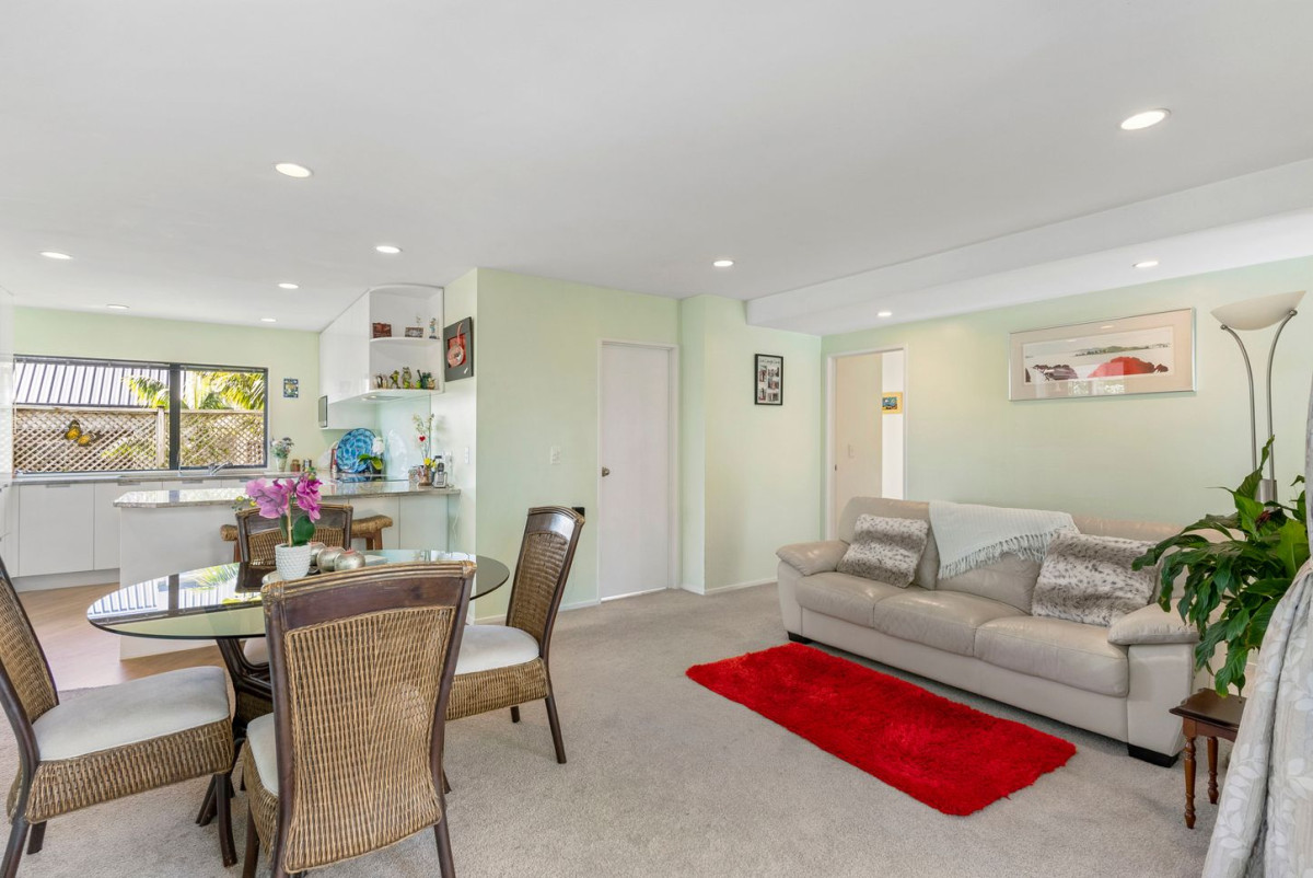 200m2 4 beds (1 ensuite) 2 baths house with double garage on 616m2 section, Zoned for sought-after schools including Shelly Park School, Somerville Intermediate, and Howick College, 15 Perendale Close, Somerville, Auckland