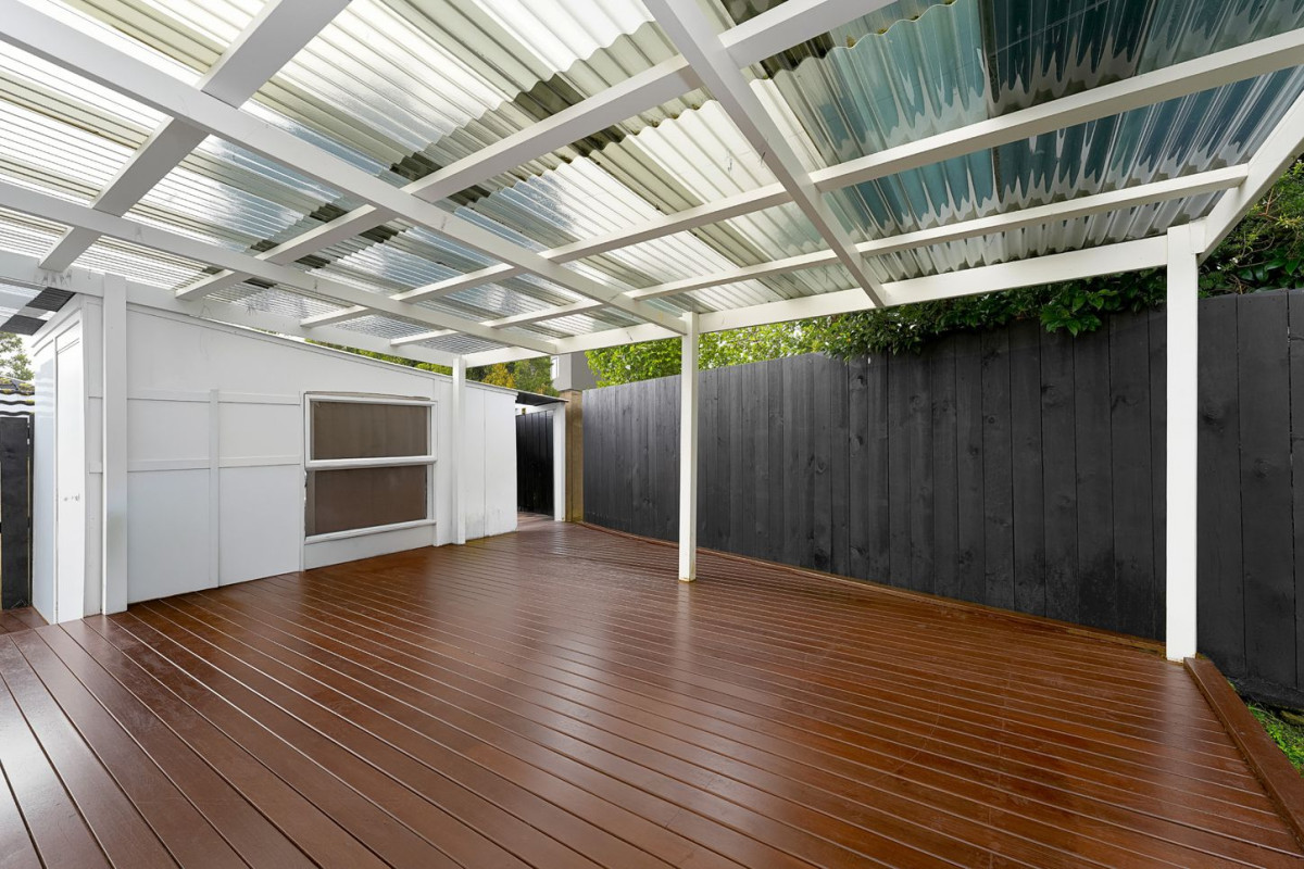 Renovated 3 beds 1 bath house with car parks on 404m2 section, currently rented, easy access to local schools, Glen Eden shops, train station, library, and New Lynn amenities. Zoned for Green Bay High School, 30A Leo Street, Glen Eden, Auckland