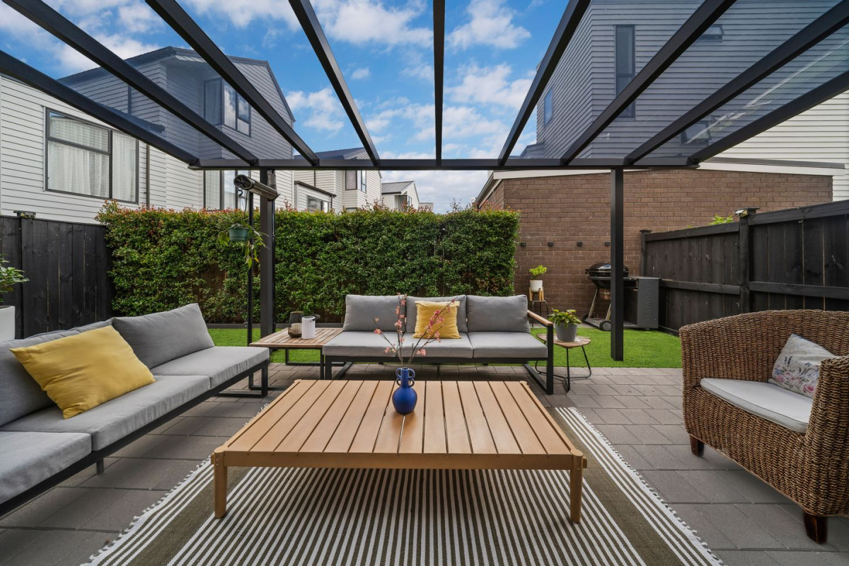 201m2 Freehold 4 beds ( 1 ensuite) + large flexi room 2.5 bath house with garage, Zoned for Sancta Maria College and located close to Ormiston Town Centre, Botany Town Centre, Ormiston Hospital, local parks, schools, 4 Manahau Lane, Flat Bush, Auckland