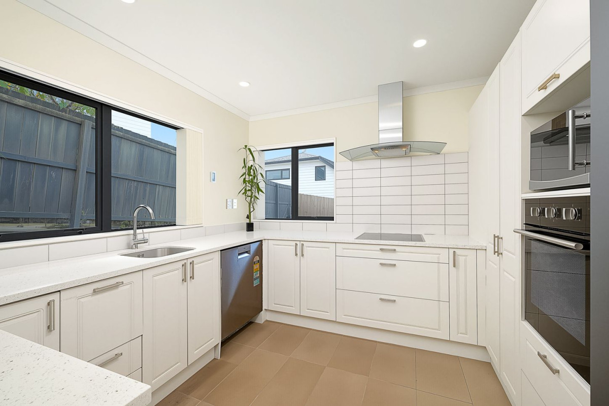 Owners Relocating, 163m2 3 beds 2.5 baths house with double garage on 364m2 section, close to local schools, shops, and public transport, with Sturges Road Train Station just a short distance away, plus easy access to the amenities of Henderson and Lincoln Road, 4B Virginia Street, Henderson, Auckland