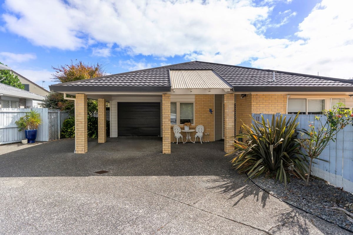 160m2 Brick and tile 3 beds 1 bath house with garage, zoned for Botany Downs School, Howick Intermediate, and Pakuranga College. minutes from Botany Town Centre and Highland Park shopping centres, golf club, 1/20 Solana Court, Botany Downs, Auckland