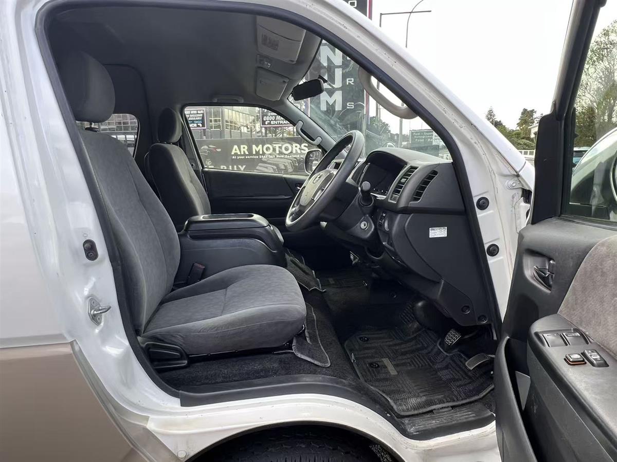 2017 Toyota Hiace Van Automatic, 10 seats, Minibus, Petrol, 2,690 cc, 149,093 km