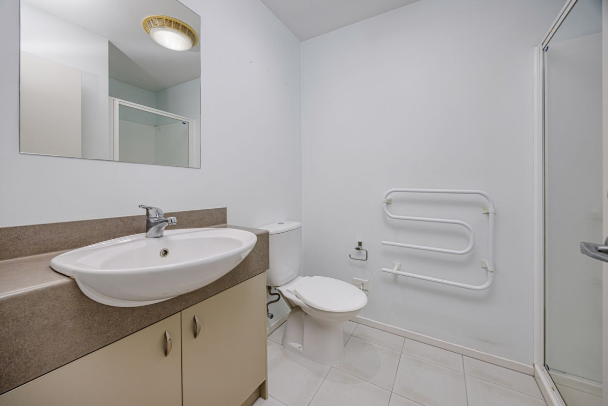 Must sell, Move-in ready, 80m2 Renovated 2 beds 1 bath apartment with carport, Access to shared swimming pool and tennis court, waliking distance to Botany Downs Mall, 6/36 Opito Way, East Tamaki, Auckland