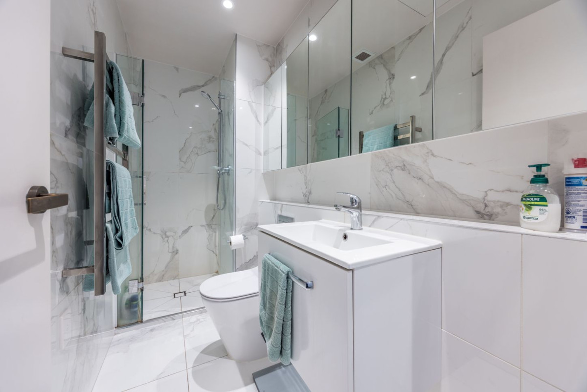 Auckland Girls Grammar school zone, 92m2 Freehold 2 beds 2 baths apartment, 1 secure car park and 2 storage lockers, Residents also benefit from building facilities including a swimming pool and sauna, 1017/41 Beach Road, Auckland Central, Auckland