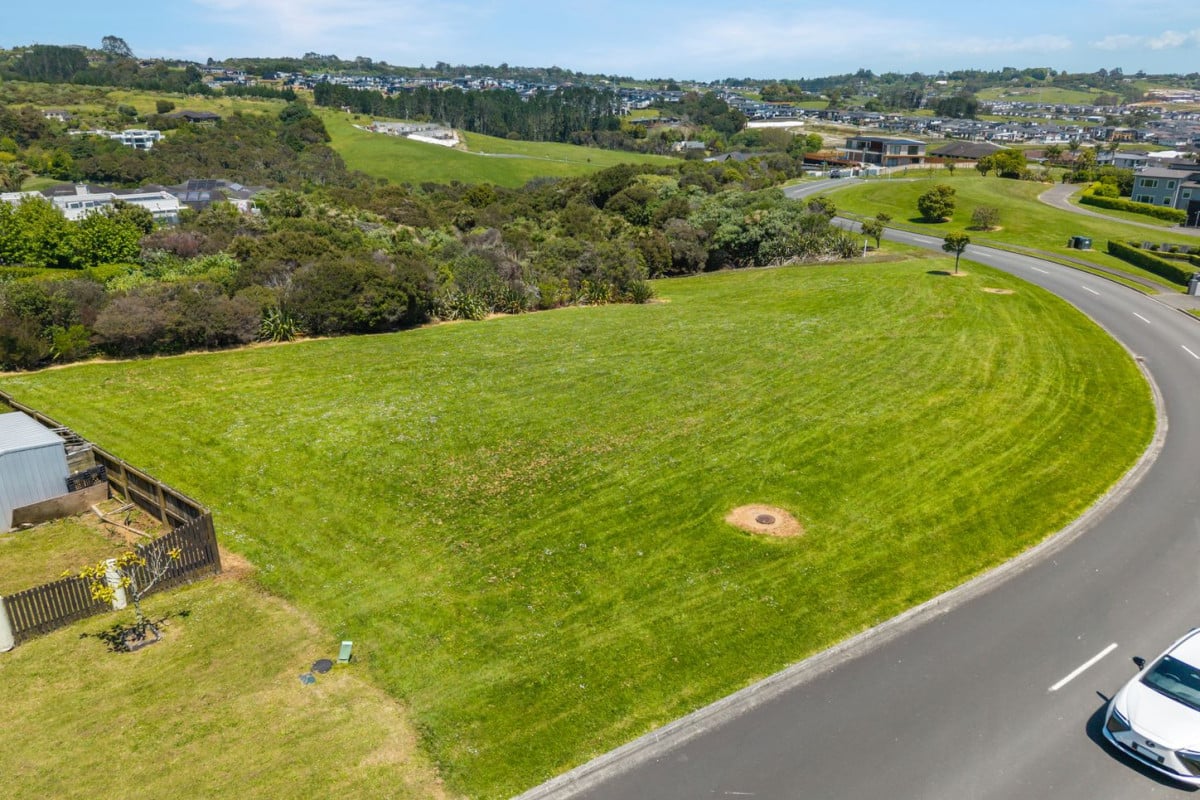 Vendors relocating overseas, 1716m2 Lifestyle section, 4.4 km to Ormiston town centre, 24 Sovereign Street, Flat Bush, Auckland