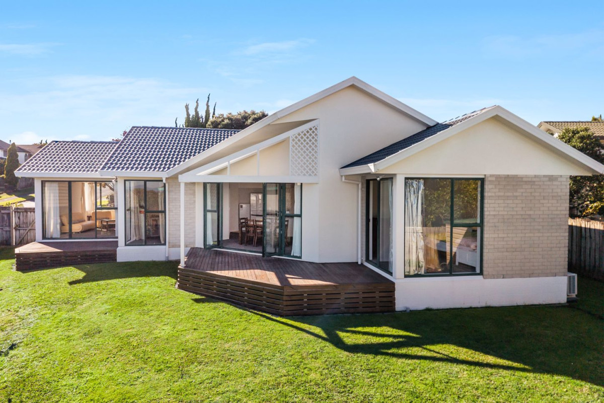 225m2 4 beds 2 baths house with double garage on 741m2 section, zoned for Cockle Bay School, Shelly Park School, Somerville Intermediate and Howick College. close to Meadowlands Shopping Centre, Botany Town Centre, 6 Sharples Place, Somerville, Auckland