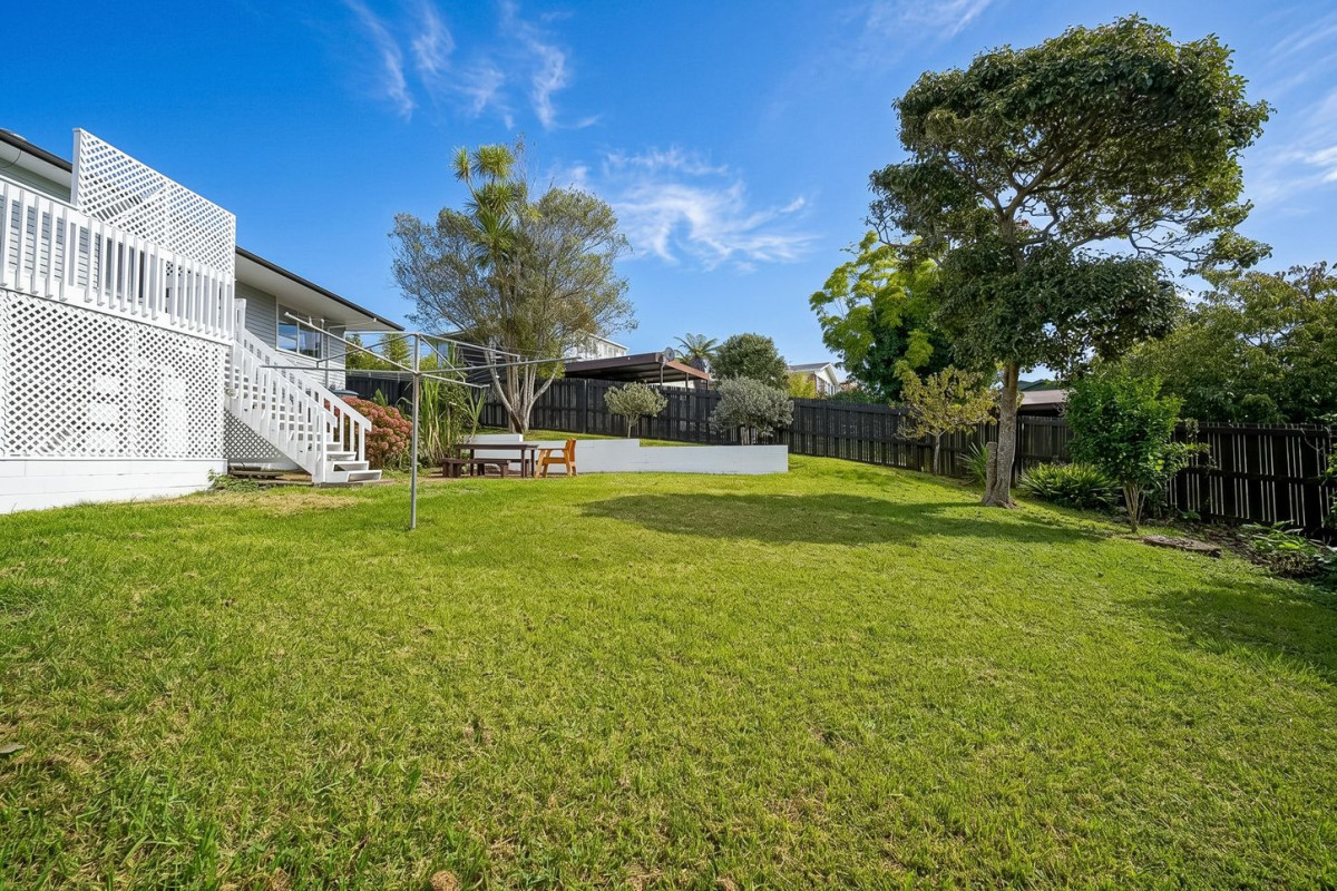 190m2 3 beds 1 bath house with garage on 723m2 section, upstairs 3 beds 1 bath kitchen and lounge, Downstairs opens up a world of possibilities. With a large, flexible area ready for transformation, Whether it’s creating room for extended family, a private retreat, a home business, or adding serious value, the choice is yours, 41 Spence Road, Henderson, Auckland