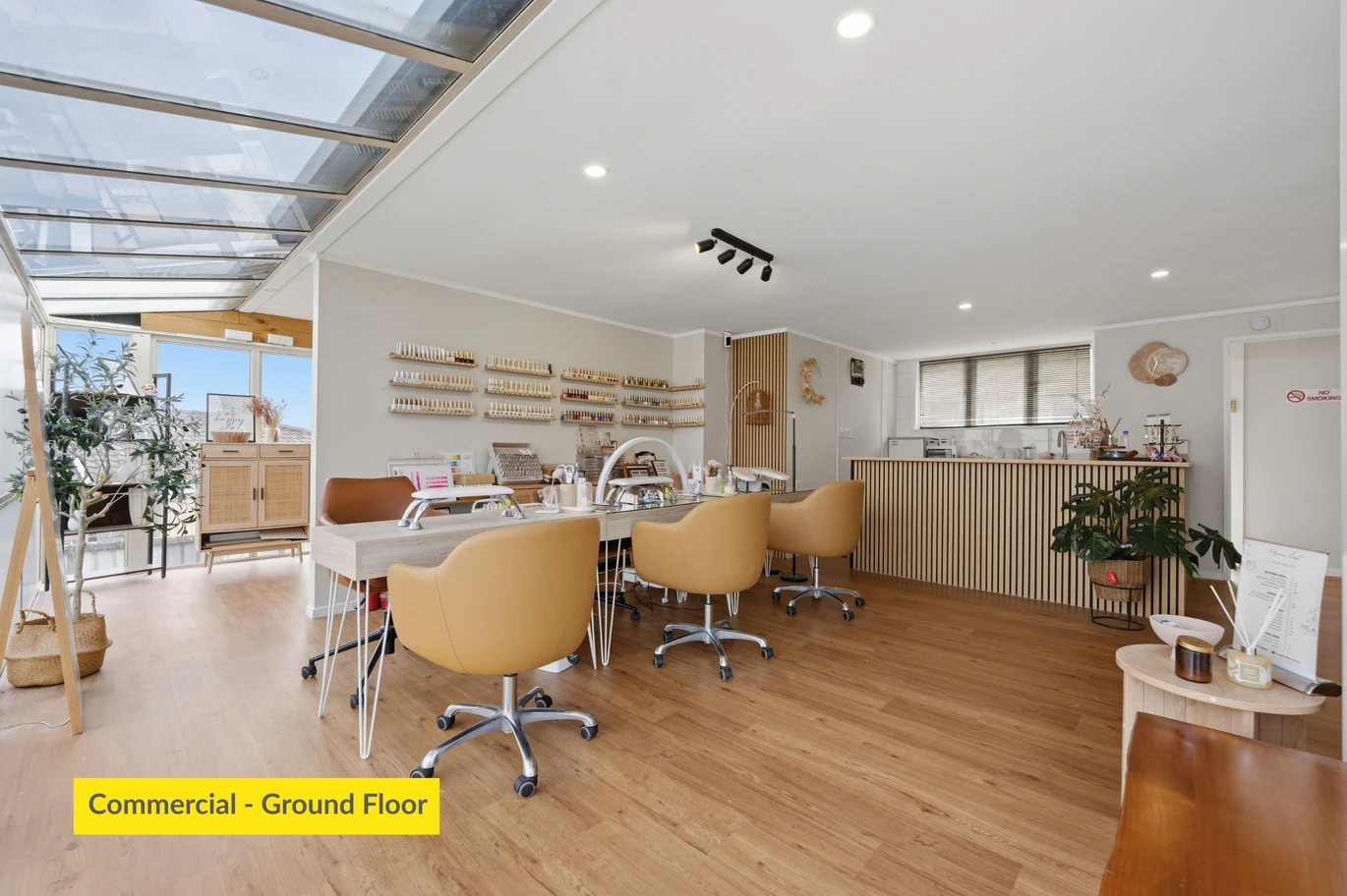 Freehold 754m2 in a Use / Commercial Zone, 300m2 floor area, 4 beds 1 bath house, A high-visibility storefront or office area (2 offices, lounge, kitchenette, toilet), 1 garage space, 2 carport spaces and 5 off street parks, minutes away from major transport links, shopping hubs, and local amenities, 118 Pakuranga Road, Pakuranga, Auckland