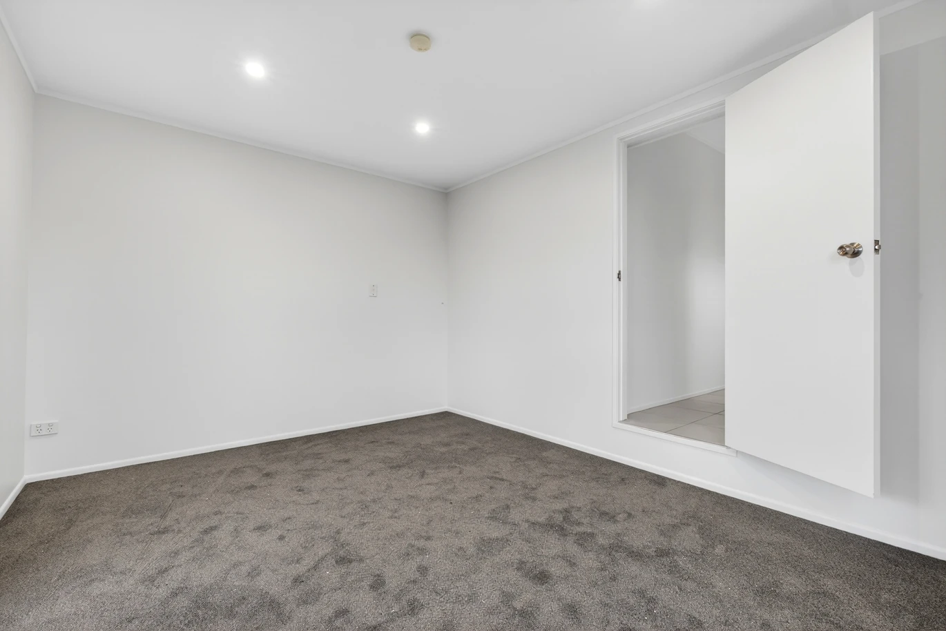 1060m2 section, Refurbished 3 beds 1 bath house, Two utility rooms with their own kitchenette, total 229m² floor area, 28 Cornwall Road, Papatoetoe, Auckland