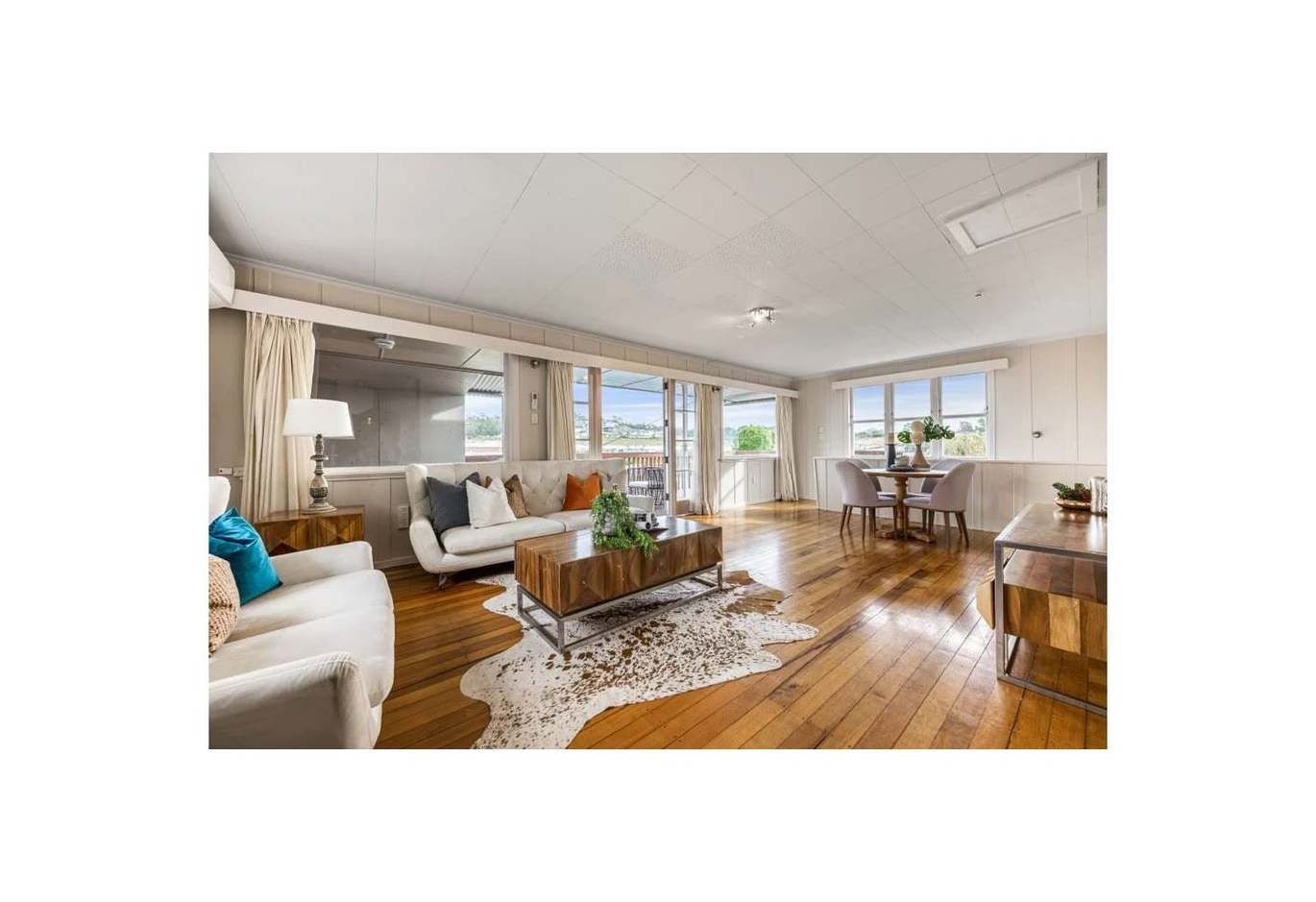 Home and income on 885m2 section, Main Home: Solid 1960s build with 3 bedrooms, 2 bathrooms, separate studio, and carport, Minor Dwelling: Built in 2019 (CCC issued) featuring 2 bedrooms, double glazing, chef’s kitchen, large entertaining deck, and off-street parking. Healthy Homes Certificate available. Less than 1km from major retail (New World, Whangaparaoa Shopping Centre, Hoyts). 628 Whangaparaoa Road Stanmore Bay, Auckland