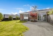 Renovated 3 beds 1 bath home with garage, just a short walk to highly sought-after Kaurilands Primary and Glen Eden Intermediate, while also being close to parks, cafés, Titirangi Village, and local amenities, 3/70 Kaurilands Road, Titirangi, Auckland