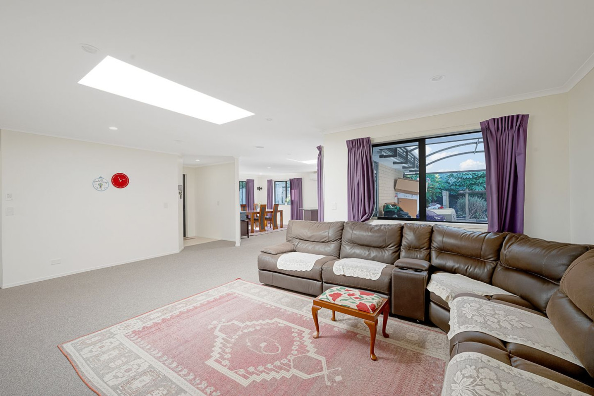 Must sell, Overseas Vendor , once in 6 years, 191m2 Brick and tile 4 beds 2 baths house with double garage on 583m2 section, close to school, parks, shopping centres and all essential amenities, 42 San Marino Drive West, Henderson, Auckland