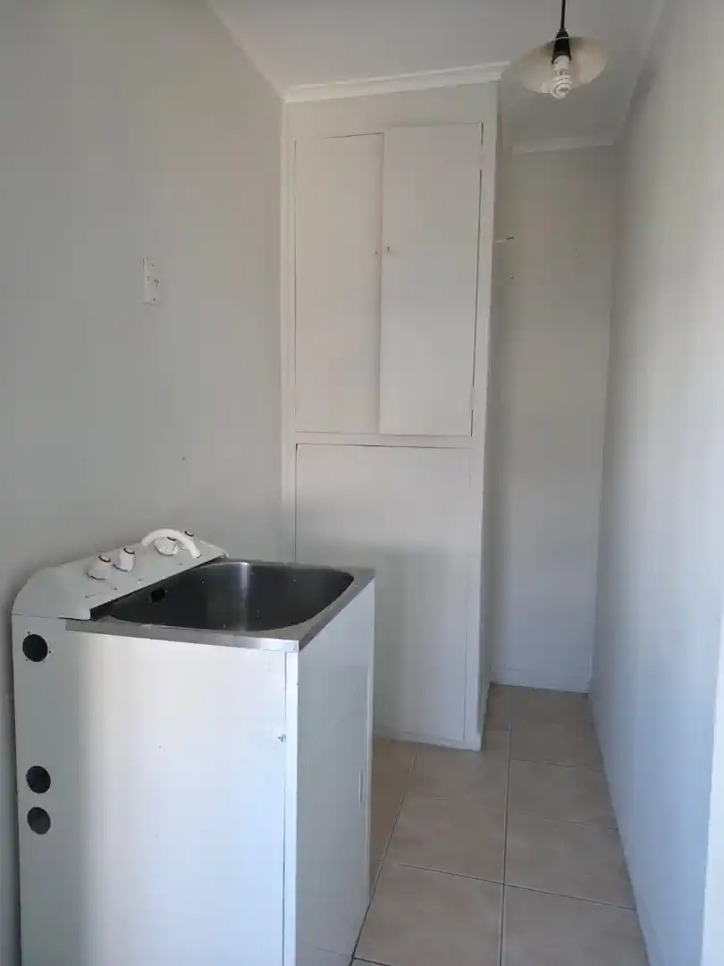 For rent, 2 beds 1 bath house with garage, Available from 28th May, 1/64 Weymouth Road, Manurewa, Auckland