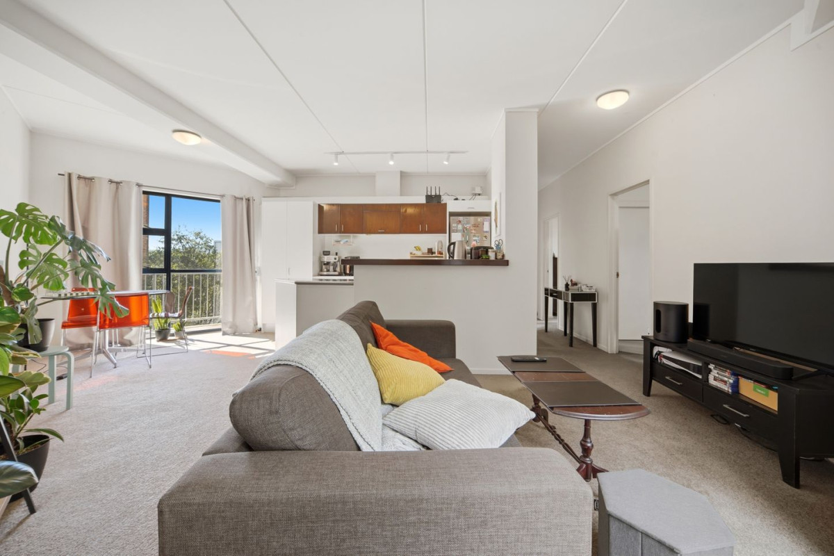 Auckland Girls Grammar school zone, 88m2 Freehold 2 beds 1 bath 1 car park apartment, with a brick and weatherboard exterior, The bathroom features a separate bath and shower, and has been recently refreshed, including new heating and an automatic ventilation system. close to CBD, Newmarket, Mt Eden, motorway access, 2B/40 Charlotte Street, Eden Terrace, Auckland
