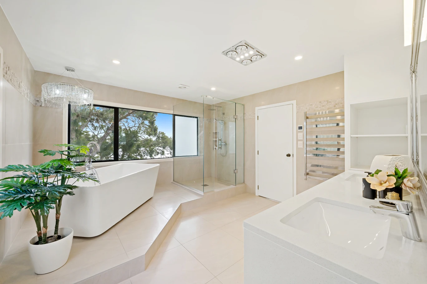 Overseas Vendor Must sell, 720m2 Sea views 5 beds 5 baths house with triple garage and A self-contained guest wing, car room, music room, office, swimming pool, the full-sized tennis court. A sauna, private gym, and children’s playground, direct beach access from the backyard for sunrise kayaking, moments from Half Moon Bay’s shops, 38 Venus Place, Half Moon Bay, Auckland