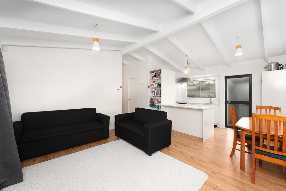 Renovated 3 beds 1 bath house with car parks on 404m2 section, currently rented, easy access to local schools, Glen Eden shops, train station, library, and New Lynn amenities. Zoned for Green Bay High School, 30A Leo Street, Glen Eden, Auckland