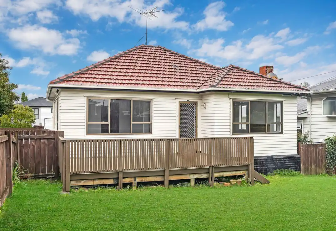 For rent, 2 beds 1 bath house with garage, Available from 28th May, 1/64 Weymouth Road, Manurewa, Auckland