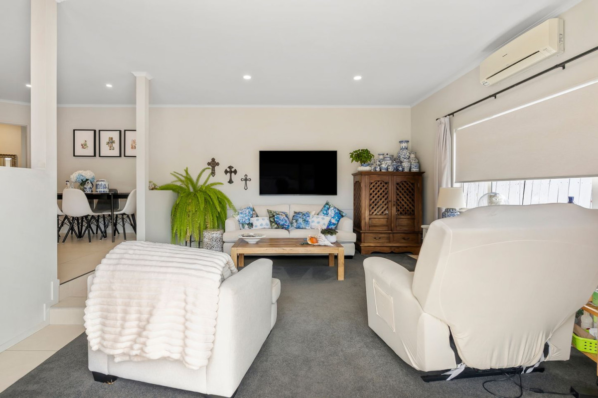 160m2 Brick and tile 3 beds 1 bath house with garage, zoned for Botany Downs School, Howick Intermediate, and Pakuranga College. minutes from Botany Town Centre and Highland Park shopping centres, golf club, 1/20 Solana Court, Botany Downs, Auckland