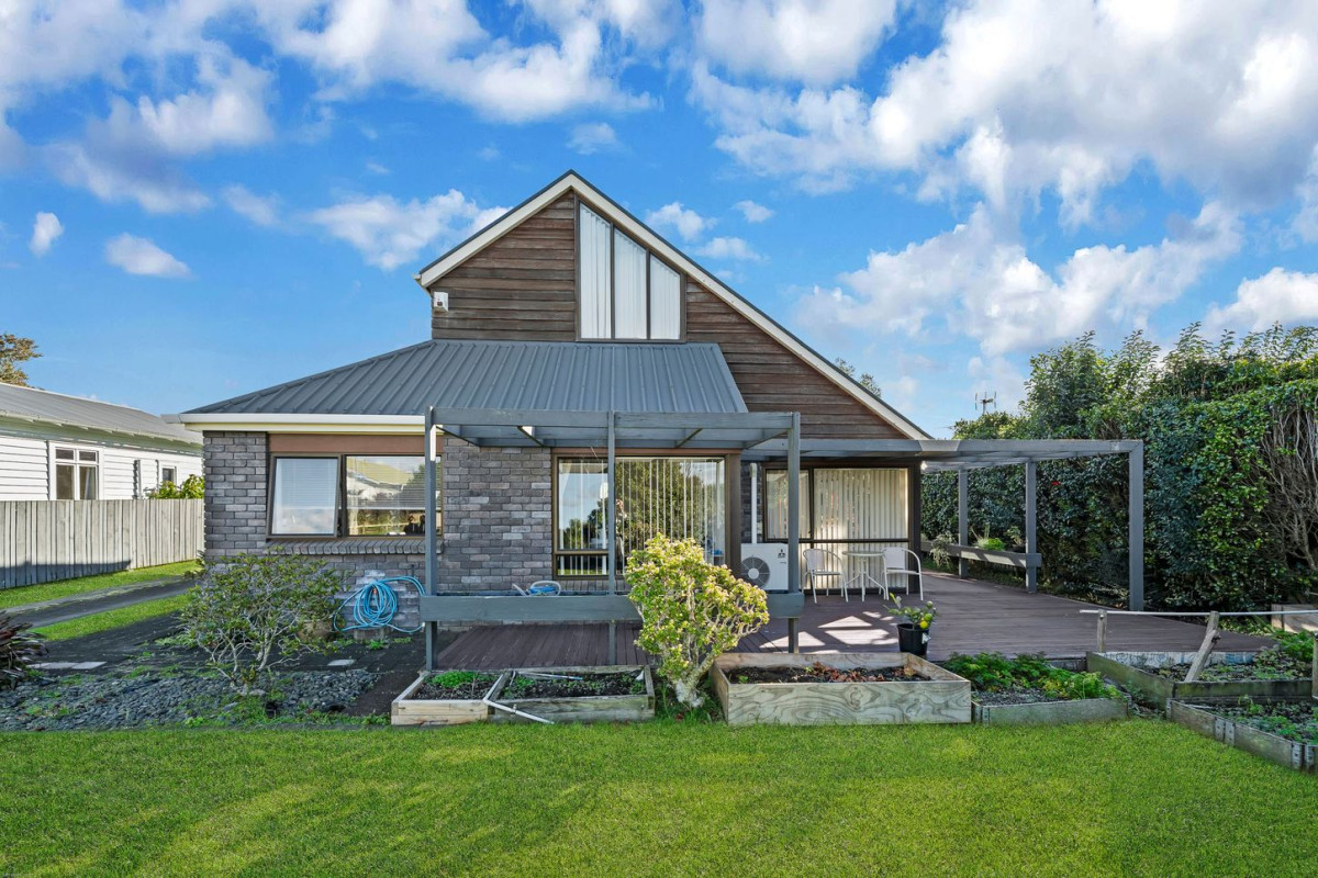 Brick and weatherboard 3 beds 2.5 baths house with double garage, within walking distance to the cinema, cafés, shops, restaurants, and other everyday amenities, 112 Edinburgh Street, Pukekohe, Auckland